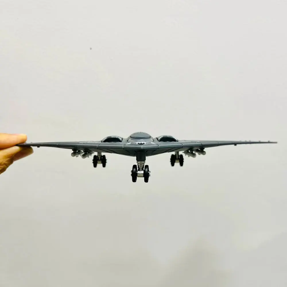 1:200 Scale plane US Air Force B2 B-2 A Ghost Bomber ABS Die-Cast Aircraft Model Collection Gift Display Home Decoration 1:200 Scale plane US Air Force B2 B-2 A Ghost Bomber ABS Die-Cast Aircraft Model Collection Gift Display Home Decoration