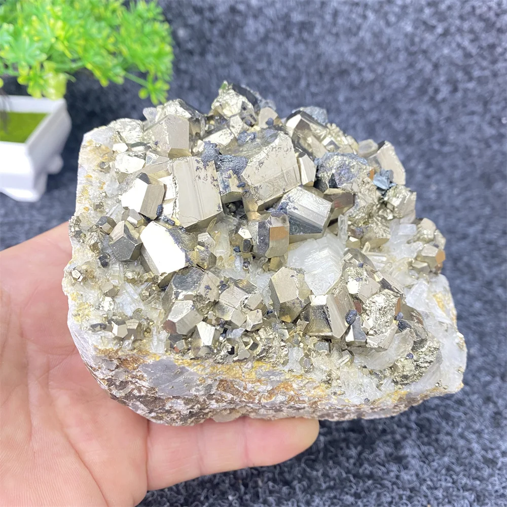 Natural Mineral Pyrite Crystal And White Crystal Symbiotic Mineral Specimen Peru's Top Gem Home Decoration Ornaments Natural Mineral Pyrite Crystal And White Crystal Symbiotic Mineral Specimen Peru's Top Gem Home Decoration Ornaments