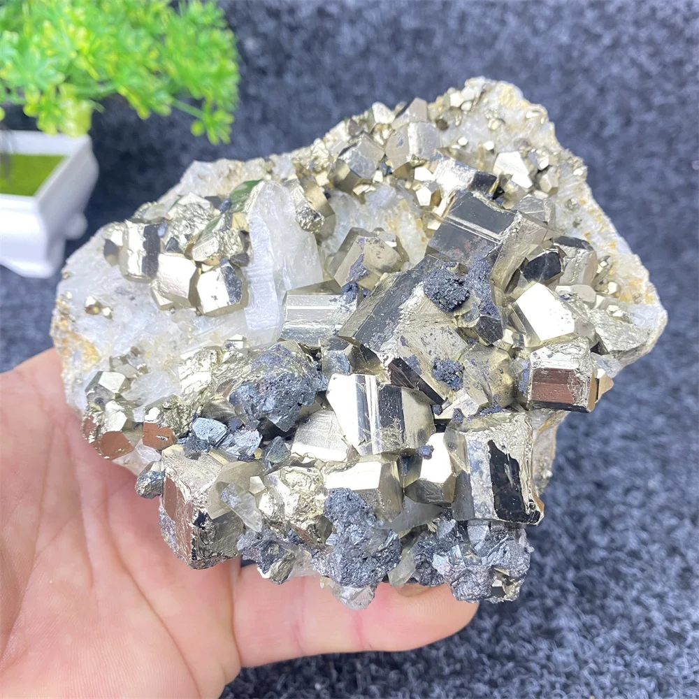 Natural Mineral Pyrite Crystal And White Crystal Symbiotic Mineral Specimen Peru's Top Gem Home Decoration Ornaments Natural Mineral Pyrite Crystal And White Crystal Symbiotic Mineral Specimen Peru's Top Gem Home Decoration Ornaments