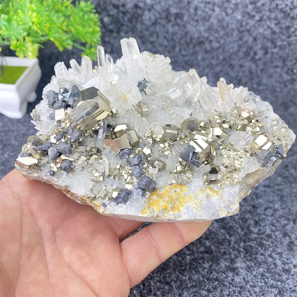 Natural Mineral Pyrite Crystal And White Crystal Symbiotic Mineral Specimen Peru's Top Gem Home Decoration Ornaments Natural Mineral Pyrite Crystal And White Crystal Symbiotic Mineral Specimen Peru's Top Gem Home Decoration Ornaments