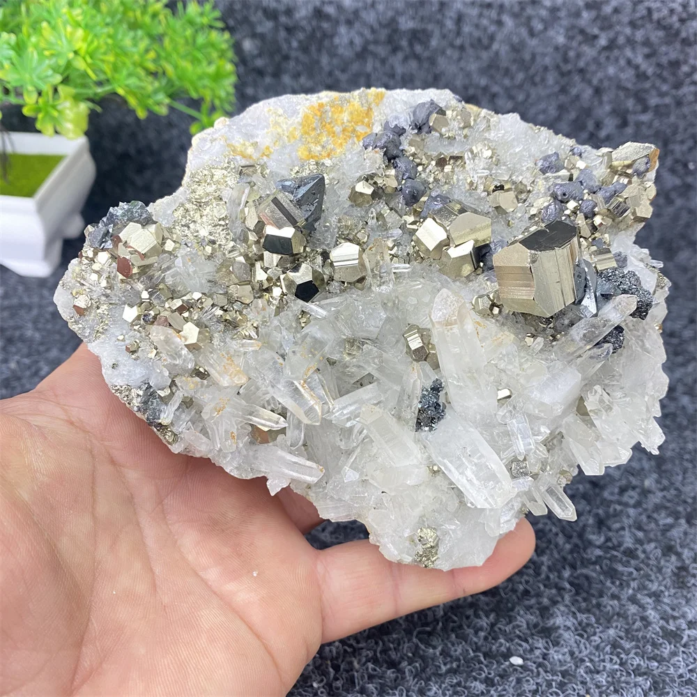 Natural Mineral Pyrite Crystal And White Crystal Symbiotic Mineral Specimen Peru's Top Gem Home Decoration Ornaments Natural Mineral Pyrite Crystal And White Crystal Symbiotic Mineral Specimen Peru's Top Gem Home Decoration Ornaments