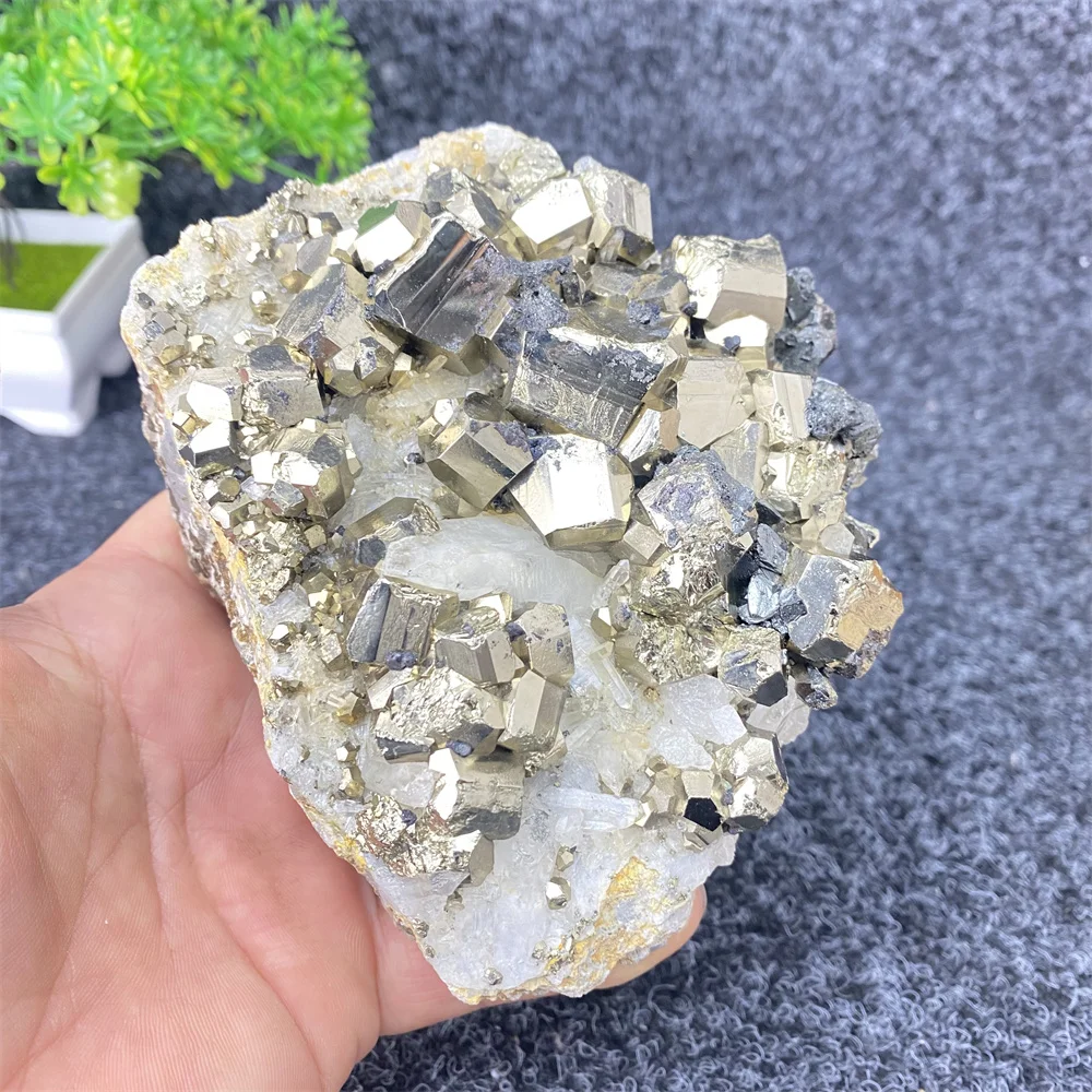 Natural Mineral Pyrite Crystal And White Crystal Symbiotic Mineral Specimen Peru's Top Gem Home Decoration Ornaments Natural Mineral Pyrite Crystal And White Crystal Symbiotic Mineral Specimen Peru's Top Gem Home Decoration Ornaments